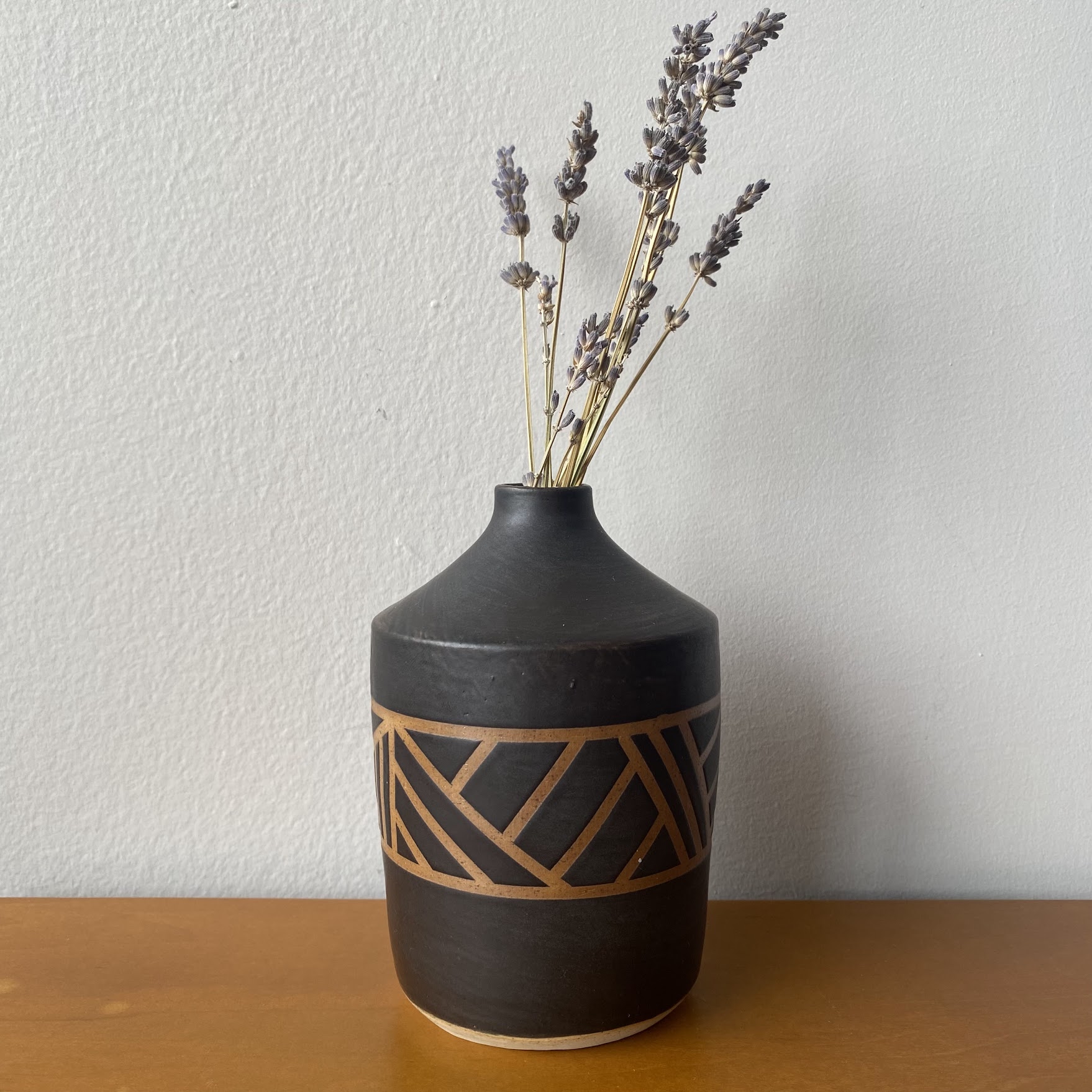 Vase in matte black with dried lavender